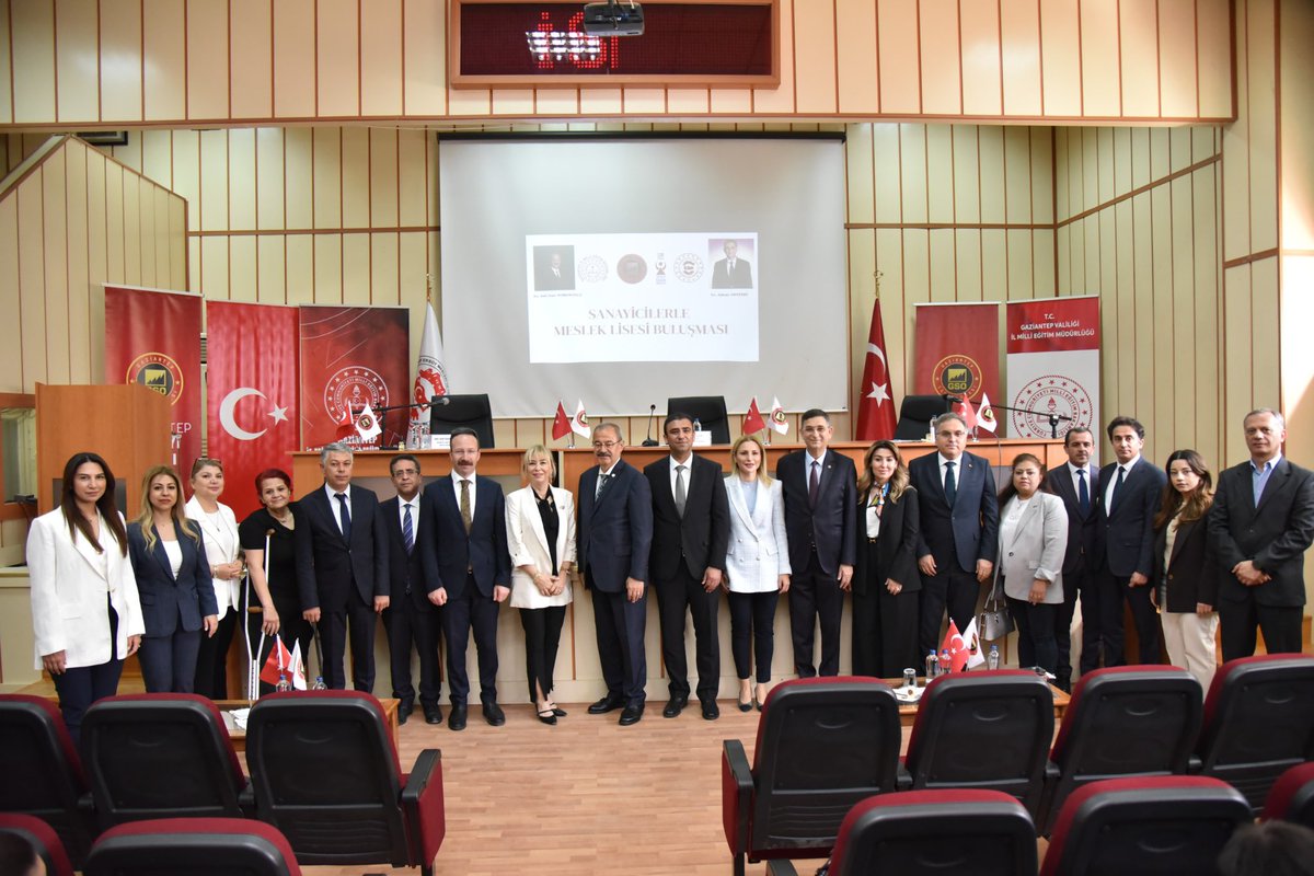 2⃣ Sanayimizin ihtiyaçlarıyla gençlerimizin yeteneklerini buluşturmayı ve bu noktada farkındalık oluşturmayı hedefleyen bu çalışmada emeği olan,katkı sunan herkese yürekten teşekkür ediyorum.Meslek liselerimizin sadece eğitim değil,istihdamın da kalbi olmalarını temenni ediyoruz.