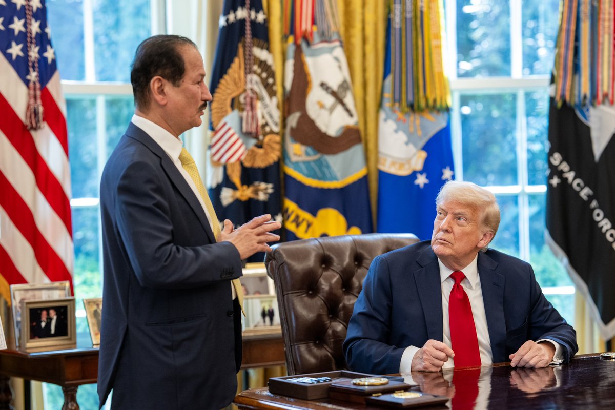 سُعدتُ باللقاء مجدداً بفخامة الرئيس الأمريكي دونالد ترامب في المكتب البيضاوي بالبيت الأبيض، خلال لقاءٍ مثمر تطرّقنا خلاله لعددٍ من المواضيع وتبادلنا فيه بعض الأفكار والرؤى