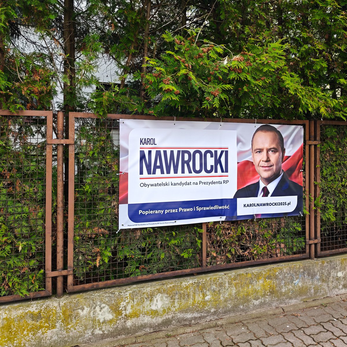 Zgodnie z zapowiedzią baner <a href="/Nawrocki25/">#Nawrocki2025</a> wisi już na moim ogrodzeniu. Państwo też mogą włączyć się w kampanię - udostępniając miejsce lub dokonując wpłaty na konto komitetu wyborczego. Zwyciężymy!
#Nawrocki2025
