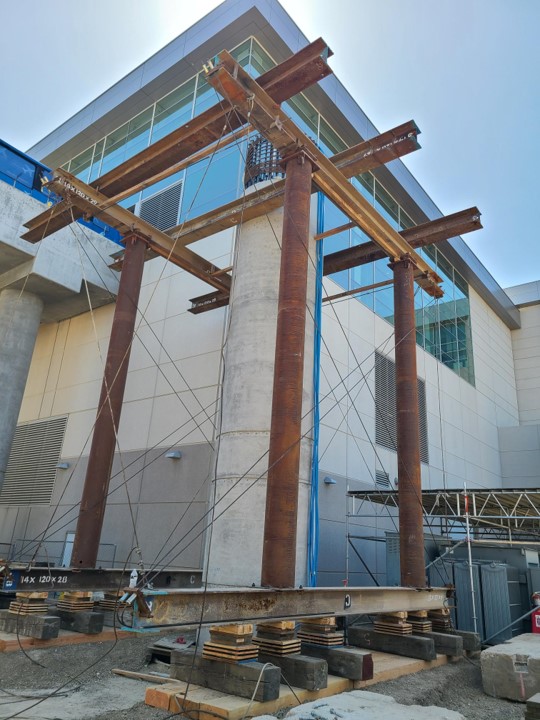 FlySMF's tweet photo. 🚧 SMF Pedestrian Walkway Construction🚧
Earlier this month, crews removed the forms for the columns and continued installing falsework. The slab pour for the Hub took place on April 21, and rebar work has been ongoing across the site to support construction progress. #SMForward https://t.co/miapa6JOCK