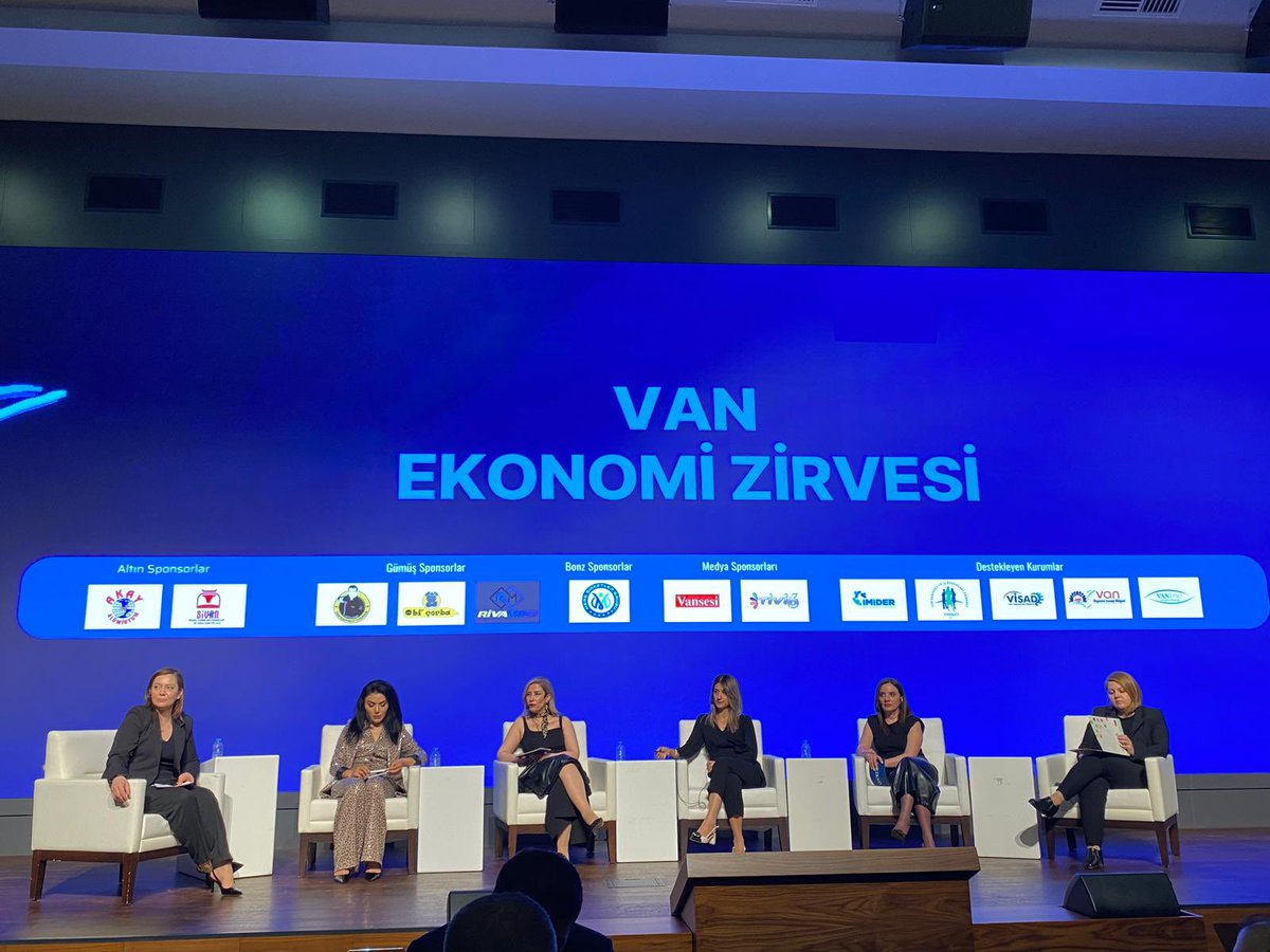 vasikadvan's tweet photo. Çok verimli geçen Van Ekonomi Zirvesi’nin moderatörlüğünü VASİKAD Başkanımız Sn.  @ozgeburak üstlendiği ‘İlham Veren Kadınların Başarı Hikâyeleri’ isimli oturumunu başarıyla gerçekleştirdik.  Panelistler ; @aysenaltayli @fulyasolmazz @serminalgul @NewrozUrun https://t.co/6Jj5c8lIQK