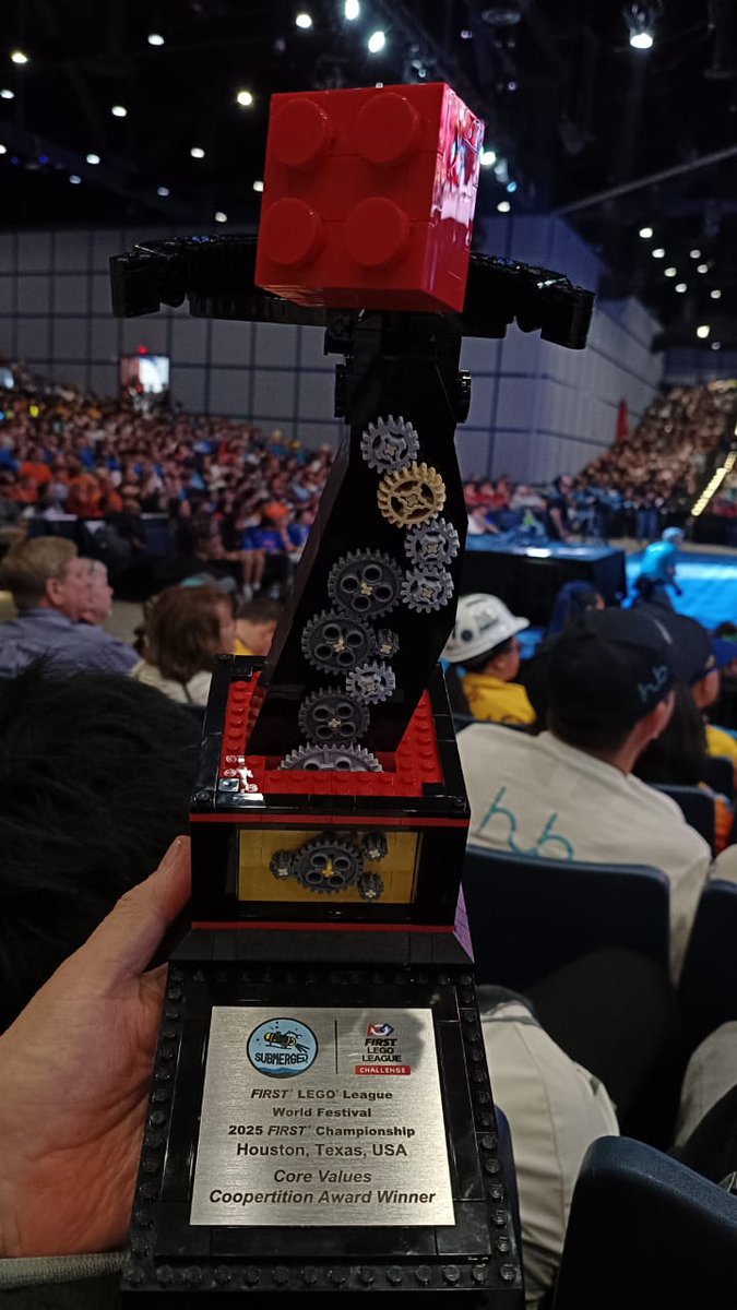 SoyRobotiX's tweet photo. ¡México brilló en Houston! 🌟
Queremos enviar una felicitación a todos los equipos de nuestra Comunidad RobotiX y de @FLL_MX , quienes representaron a nuestro país en el FIRST Championship 2025 en Houston.
#OrgulloRobotiX #FLLMéxico https://t.co/ZvfBQJhDyJ