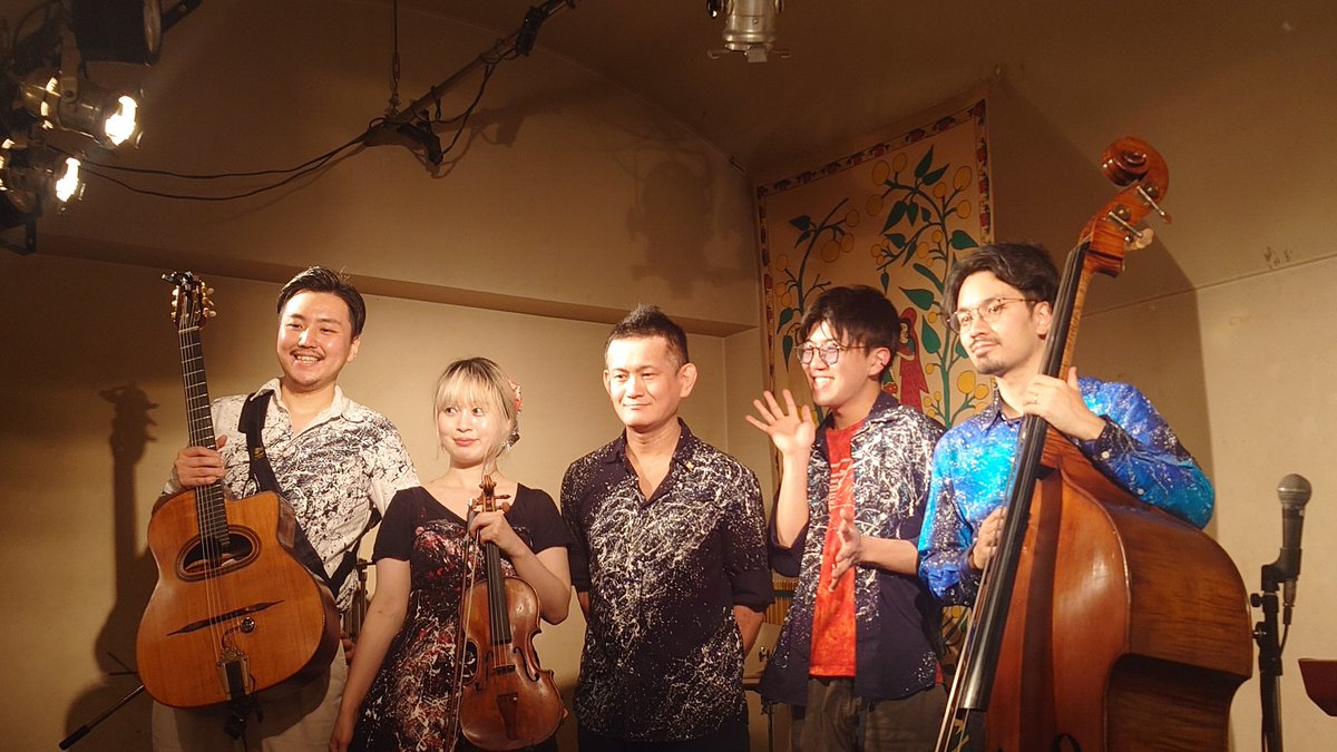 zomi32525646's tweet photo. 元々 銭湯のボイラー室 だったコトから
『 #西荻窪ボイラー室 』名前ダケで
「面白そー」と 初めて来た
前身のLIVEハウス #音や金時 の
熱量も まだ籠もってるはずの
この場所で #BBBG #奥田真広 さん
#MASH弦楽団 #乙竹優吾 さん
演奏から もうレガシーだゎ♪
2025/4/21 杉並区
#Bimbombam楽団 https://t.co/AgqFMsU9XN