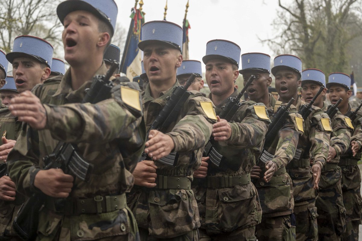 7e brigade blindée - 7BB (@7e_brig_blindee) on Twitter photo Fiers, emplis de force et d’audace : nos jeunes engagés ont reçu leurs képis, signe qu’ils sont prêts à rejoindre le <a href="/35emeRI/">35eme Régiment d'infanterie</a>, le <a href="/152eRI/">152e régiment d’infanterie</a> et le <a href="/5eDragons/">5e régiment de dragons</a>.
Jeunes Centaures, votre engagement vous honore ! 👏🇫🇷
#FiersDeNosSoldats #SoldatsDeLaNation Fiers, emplis de force et d’audace : nos jeunes engagés ont reçu leurs képis, signe qu’ils sont prêts à rejoindre le <a href="/35emeRI/">35eme Régiment d'infanterie</a>, le <a href="/152eRI/">152e régiment d’infanterie</a> et le <a href="/5eDragons/">5e régiment de dragons</a>.
Jeunes Centaures, votre engagement vous honore ! 👏🇫🇷
#FiersDeNosSoldats #SoldatsDeLaNation