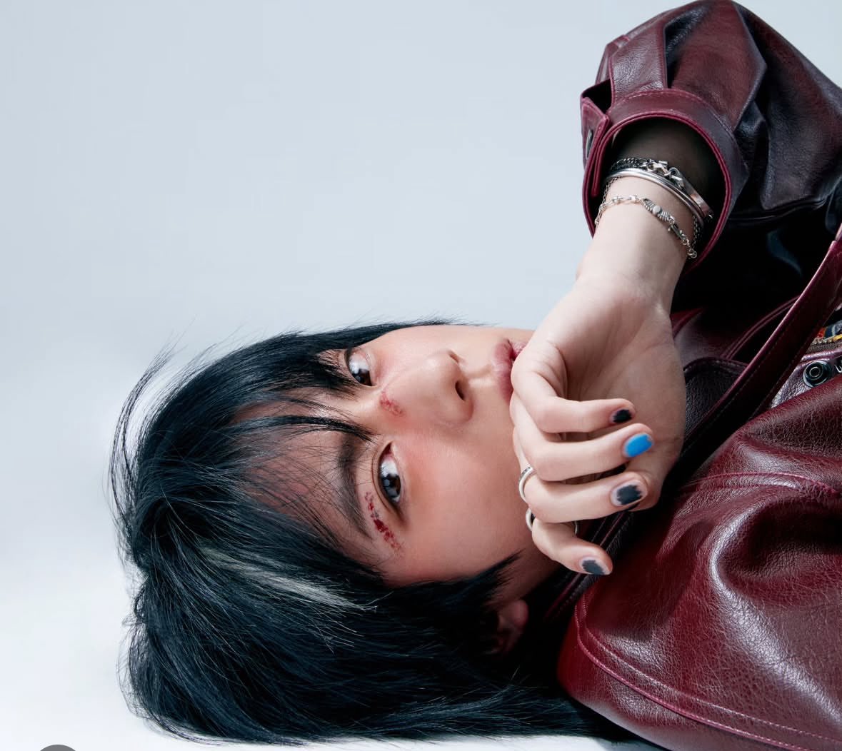 Olha isso e me diz se não tão me deixando sonhar que o Jin - que eu esperava vir de baladas - vem aí de rock!