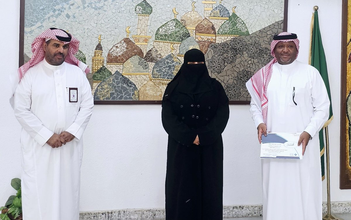 TiToDaDa123's tweet image. بفضل الله ثم دعاء الوالدين وتحفيزكم وتشجيعكم

تكريمي من مديرة مكتب الجوهرة 

1️⃣ شكر للجهود كمنسق إعلامي

2️⃣ تهنئة لحصول الطالب عيد عسيري والمدرسة  على المستوى الذهبي في برنامج ريادي وكوني ميسر المدرسة في البرنامج

والشكر لإدارة المدرسة وطاقمها المميز في الدعم والتحفيز المستمر