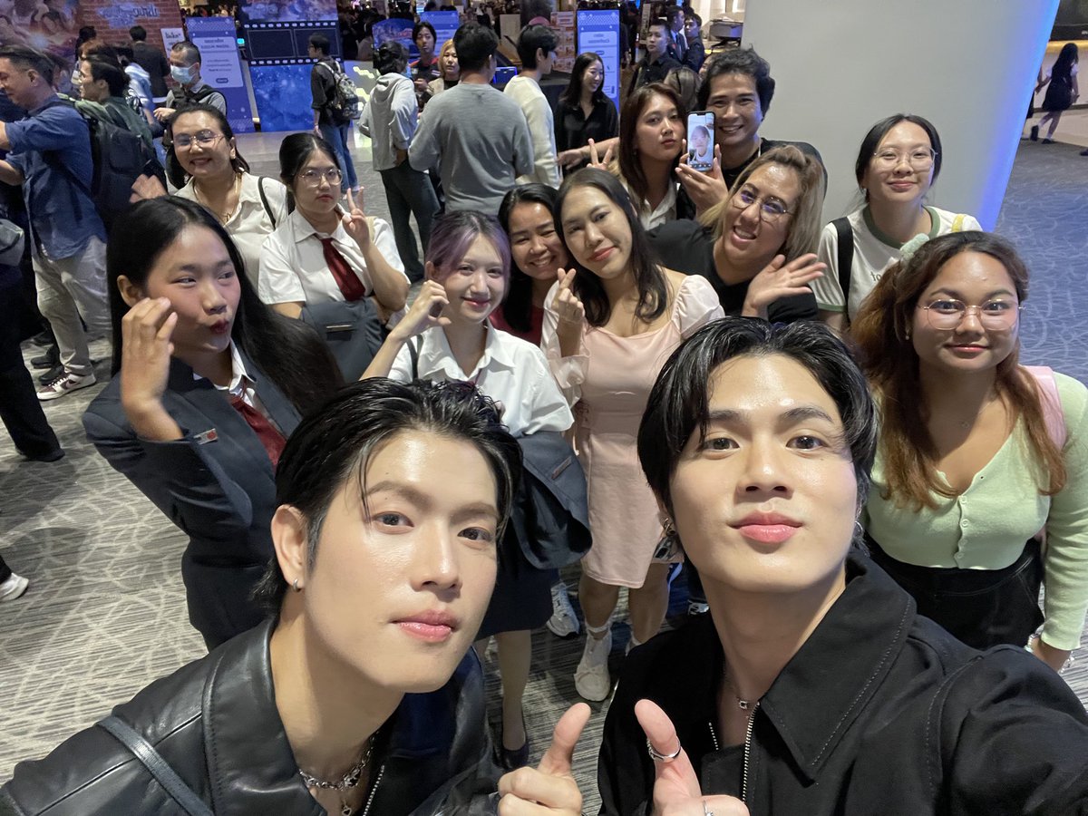 turbotbb's tweet photo. ขอบคุณมุกคนที่มาหากันน้าค้าบ ถึงแม้จะได้เจอกันแปปเดียวเอง กลับบ้านปลอดภัยกันนะครับ พักผ่อนครับ เจอกันงานหน้าน้าา  #สุสานคนเป็น #สุสานคนเป็นGalaPremiere
#tombwatcher #turbo4wds #turbotb #4wheelsss https://t.co/O1JNrf2Ydg