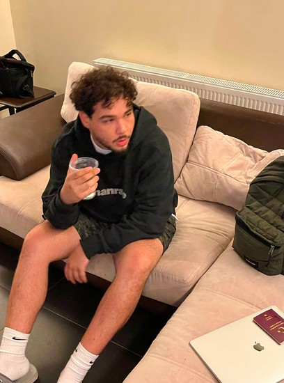 Bütün rapçiler ghost takılırken direkt bizim dm'e kayan ağabeyi anmayacak mıyız