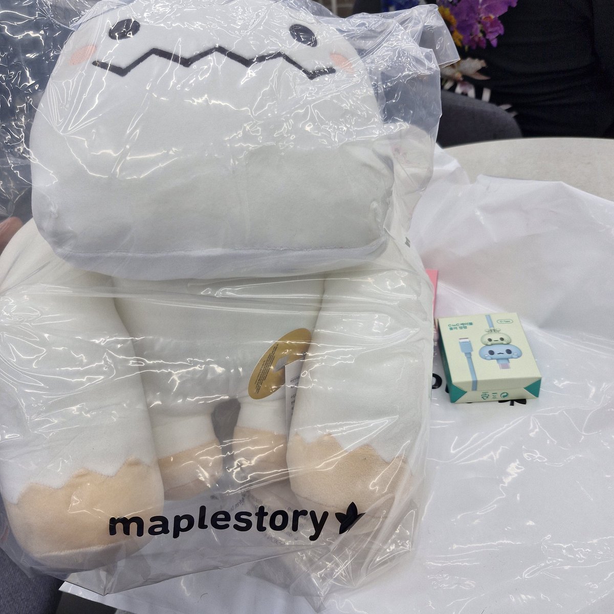 메이플스토리 유니버스 밋업 후기.
<a href="/MaplestoryU/">MapleStory Universe</a> <a href="/Xangle_official/">Xangle_Official</a> 

굿즈로 받은 예티가 매우 귀엽다. 
쟁글 탕비실에 있는 브이콘이 매우 맛있었다.
<a href="/_Joshiker/">Joshiker</a> 형님이 놀아주셔서 매우 감사했다.
<a href="/CryptoVictorya/">Tory 토리</a> 이분 덕분에 토론에 집중하지 않을 수 있었다.

후기끝.