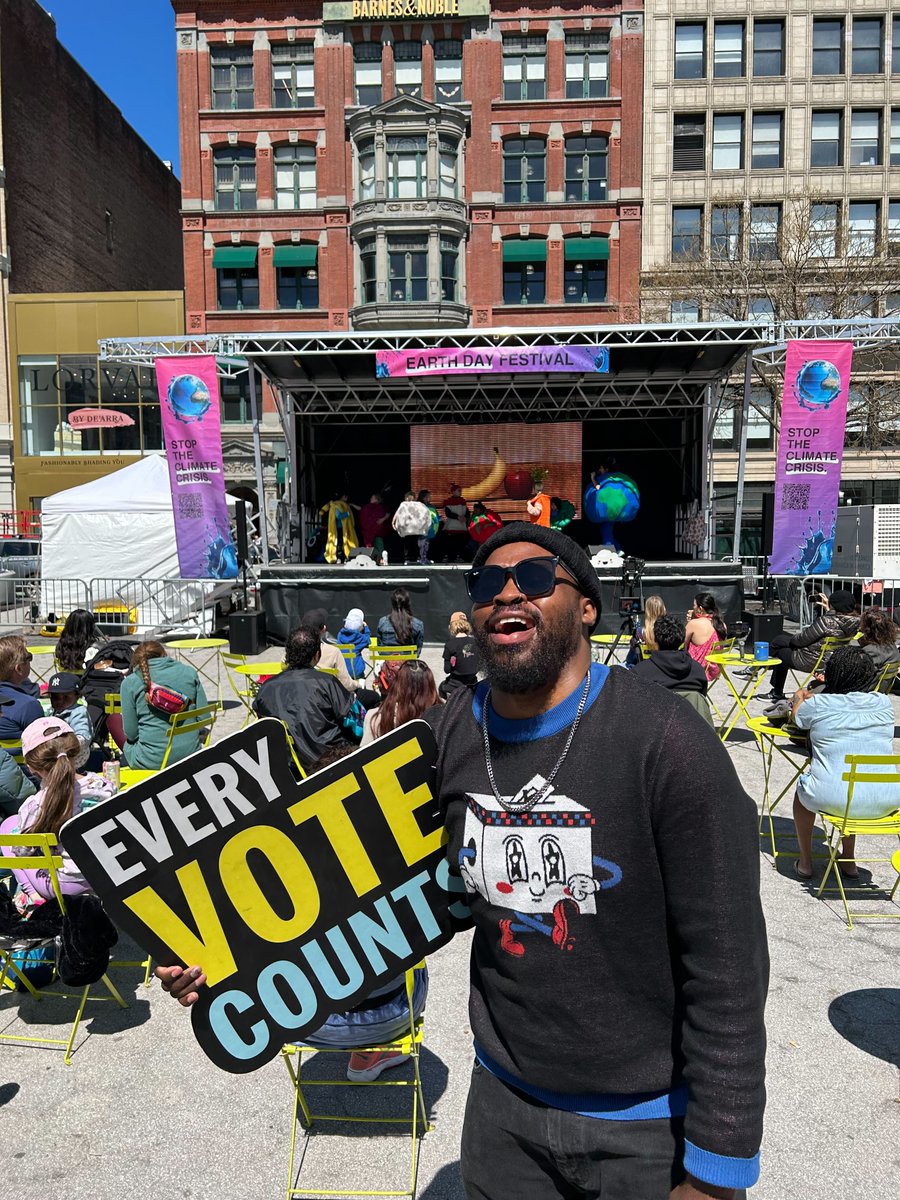 Happy #EarthDay! You can have a say in environmental policies by voting. Make an impact and register to vote at HeadCount.org🌎