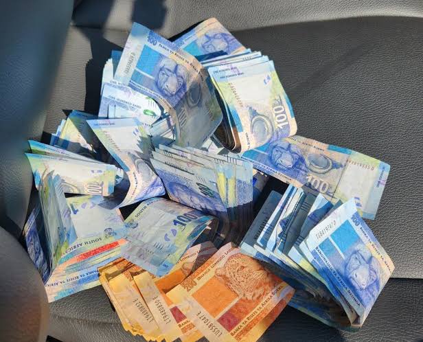 I just Won 20K🥳🔥 in front of u 🥳🥳🥳All People who will Retweet my pinned post post will  get R20 Voucher Only