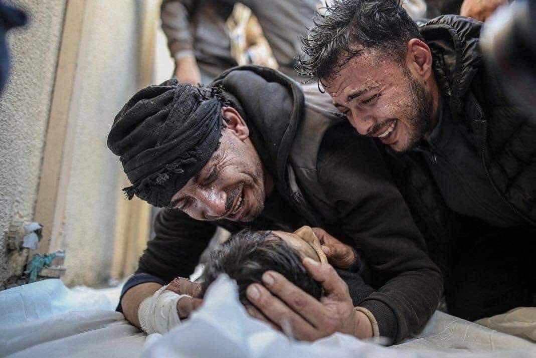 Emeliarjl's tweet image. He stayed in the refrigerator for five days, nameless and featureless. No one knew if it was him or not. Every day, one of his relatives came to see him, but his face was burned and his body was nowhere to be seen. No one could tell it was him... until his mother came.

She came…