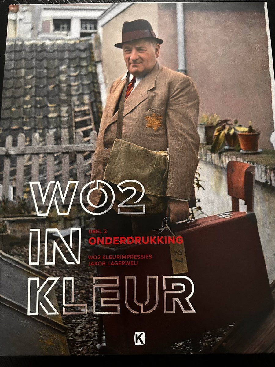 SherminAmiri's tweet image. Twee minuten per jaar. Meer is het niet. Maar precies daarin ligt alles besloten.

Vanavond bladerde ik door WO2 in kleur. Ik bleef hangen bij de foto van Sam Noach uit Deventer. Een Joodse koopman, met zijn koffer in de hand. In de nacht van 2 op 3 oktober 1942 werd hij…