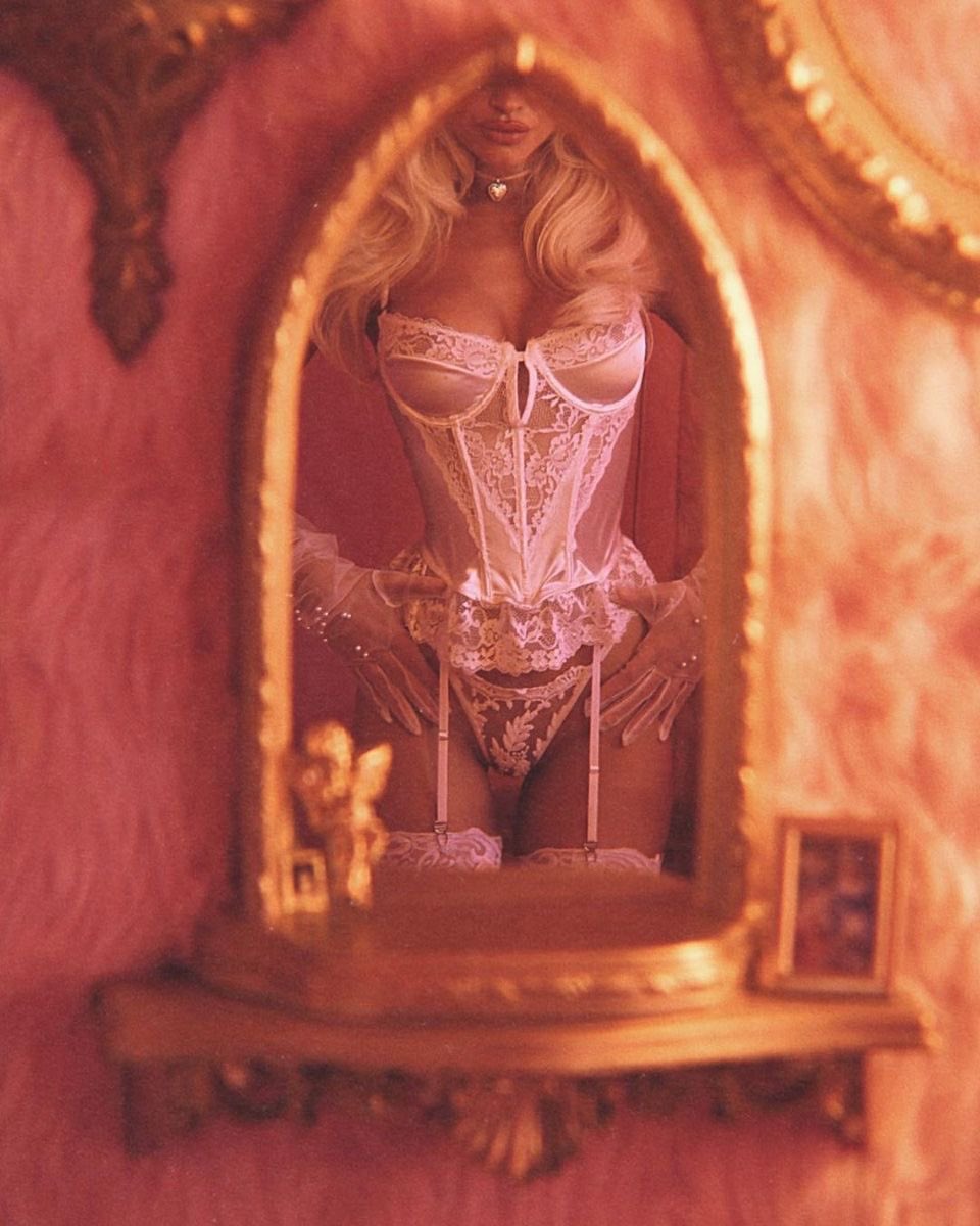 moodylucci's tweet photo. I just wanna live in a beautiful house with a group of women where our only concern is getting beautiful and sharing knowledge 🩷🌸🌺🫶🏽🥲

~not my pic it just fits the general vibe I’m imagining so yall can imagine w me 😍 https://t.co/343WG8w1rw