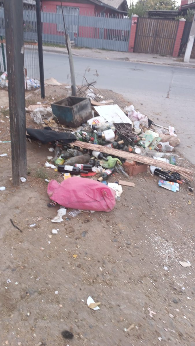 Fel_Vargas's tweet photo. Alcalde @ragliatim Como vecinos le agradeceríamos poder enviar alguna cuadrilla y limpiar un basural que se ha montado en Av. Las Torres con Pasaje Uno en la Población Municipal. 

Es insalubre y esta ubicado en una plaza donde juegan niños. X FAVOR AYUDA! https://t.co/f10doC4nnk