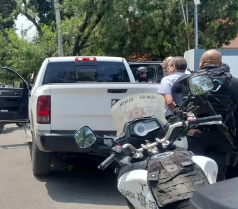 Juan_OrtizMX's tweet photo. 🗳📌 DETIENEN AL DELEGADO DEL IMSS EN TAMAULIPAS… ARMADO Y CON MUCHO DINERO EN EFECTIVO

Presuntamente sí.

Hoy el delegado del IMSS en Tamaulipas, José Luis Aranza Aguilar, fue detenido en pleno centro de Ciudad Victoria.

📍 Llevaba un arma de fuego.
📍 Y traía consigo casi 3 millones de pesos en efectivo.
📍 ¿El problema? No pudo explicar de dónde salió el dinero.

Según los reportes, fue detenido por conducir “de forma sospechosa”.

- Lo pararon en una avenida concurrida.
- Le hicieron una inspección.
- Y ahí salió todo.

Así las cosas.