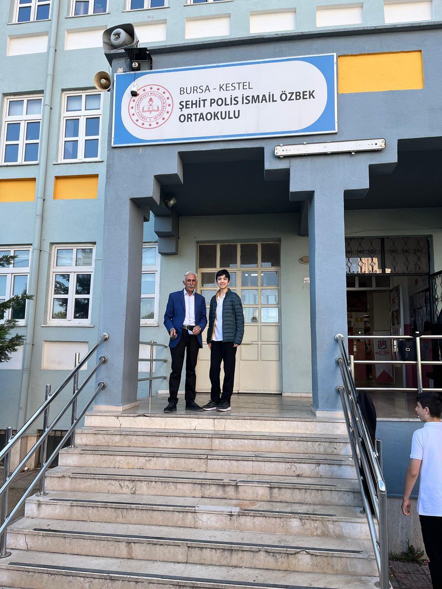 Öğrencimiz Ahmet Eymen Tilki, Türkiye Akıl ve Zeka Oyunları Mangala kategorisinde il birincisi olarak bizlere büyük bir gurur yaşattı!
Okul müdürümüz Necip Özege, düzenlenen törende Ahmet Eymen’i tebrik ederek bu anlamlı başarısından dolayı kendisini kutladı.