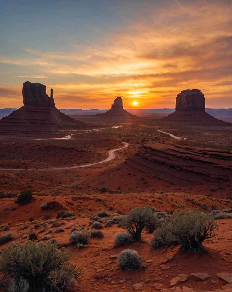 Sunrise In Monument Valley, Arizona 🇺🇸