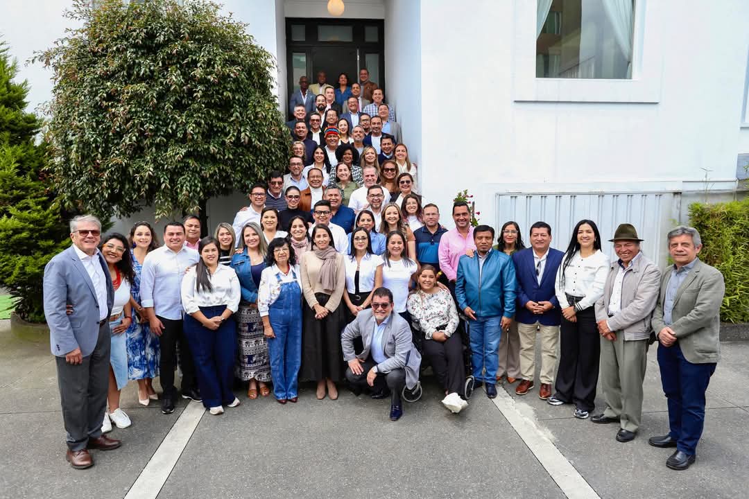 Nuestros compañeros #Asamblesistas de  <a href="/RC5Oficial/">Revolución Ciudadana</a>  demostrando una vez más la unión que nos caracteriza.
Hoy se demuestra la convicción y compromiso inquebrantable, de seguir  adelante, firmes con la única  misión de construir un #Ecuador más justo, digno, solidario, equitativo
