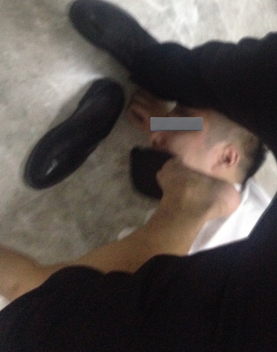 #真实被勾引 
分享以前做sales遇到一个奴
在门口站岗的时候有来回🔁一直盯着我皮鞋看
后进来还以为是顾客呢 正常接待 过程中一直叫我蹲下演示摸我皮鞋袜子
 后把他拉进更衣室吮吸臭袜脚
后面有约玩两次 是个双 
了解到他喜欢跟汽车销售房产中介等司机潜规则