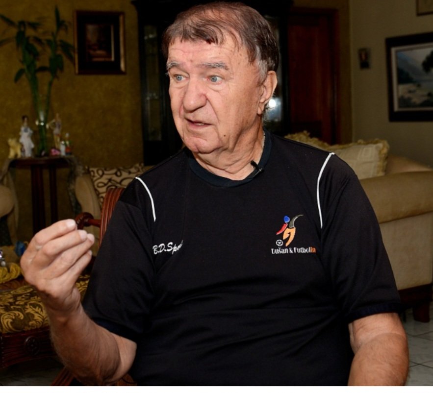 Me comentan que el Prof. Dusan Drascovick está delicado de salud. Pienso que es momento de que el fútbol ecuatoriano se active bajo ese lema de "El Deporte También tiene Corazón" reivindicado por el viejo ARCAS y se lo ayude.
Dusan puede ser la persona la que probablemente más le