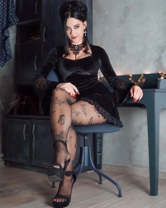 اعلم انك هنا..  تراقبينني من بعيد في محاولة بائسة منك لترويض مشاعرك واخماد لهيب الشوق والخضوع تحت اقدامي
اعلم انك قد لجمتي روح الجارية بداخلك واسكنتيها في غياهبك المظلمة متوهمه انك قد استعدتي انفاسك وامتلكتيها مني مرة اخرى