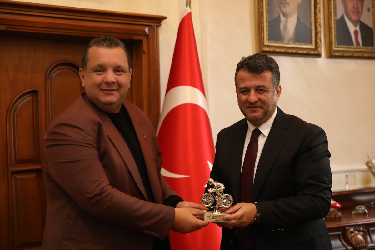 İlker Cömert (@llkercomert) on Twitter photo Bu gün <a href="/samsunbsb/">Samsun Büyükşehir Belediyesi</a> başkanımız Sayın <a href="/halitdoganbsk/">Halit Doğan</a> ziyaret ettim . Sayın Başkana bisiklete olan destekleri nedeni ile plaket taktim ettim. Kendisi de Bandırma Vapuru Maketi armağan ettiler. Güleryüzlü sıcak evsahipliği nedeni ile çok teşekkür ediyorum . Bu gün <a href="/samsunbsb/">Samsun Büyükşehir Belediyesi</a> başkanımız Sayın <a href="/halitdoganbsk/">Halit Doğan</a> ziyaret ettim . Sayın Başkana bisiklete olan destekleri nedeni ile plaket taktim ettim. Kendisi de Bandırma Vapuru Maketi armağan ettiler. Güleryüzlü sıcak evsahipliği nedeni ile çok teşekkür ediyorum .