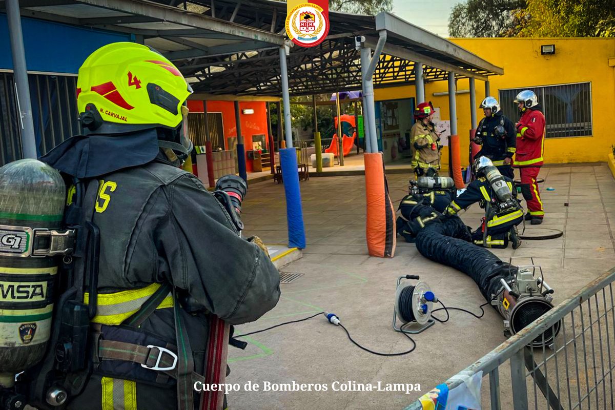 CBColina_Lampa's tweet photo. PRECAUCIÓN ⚠️ Se mantienen los trabajos en Llamado HAZMAT en calle Esmeralda, al interior de Jardín Infantil Tres Ositos y casas colindantes, #Colina
#CBCL Responde con unidades BQ-4 y BT-6 con apoyo de la unidad H-4 @cbsantiago https://t.co/85vTaKyYtd