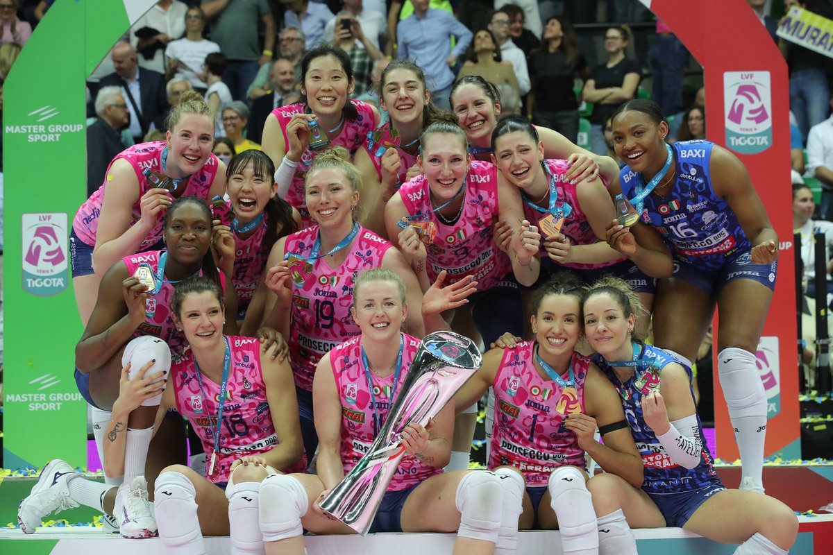 Federvolley's tweet photo. 🇮🇹  CONEGLIANO è CAMPIONE D'ITALIA 🏆

🏟️ Al Palaverde di Treviso la Prosecco Doc Imoco supera 3-0 (25-22, 25-20, 25-21) Milano e conquista l'8° Scudetto, il 7° consecutivo. Per Conegliano si tratta del 4° trofeo stagionale dopo la Supercoppa, il Mondiale e la Coppa Italia 🙌👏 https://t.co/4YDfv9WLgA