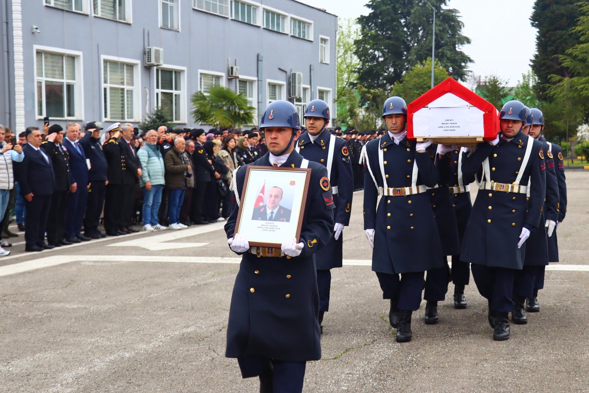 GiresunJandarma's tweet photo. Giresun İl J.K.lığında  görevli olup 27.10.2024 tarihinden itibaren Beyin Tümörü ve Akciğer Kanseri tedavisi gören Uzm.J.VIII Kad.Çvş. Recep YEREN  21.04.2025 günü vefat etmiştir. Yapılan cenaze töreninin ardından defnedilmek üzere Karabük iline gönderilmiştir. Ruhu şad olsun. https://t.co/i1MPGcqsN6