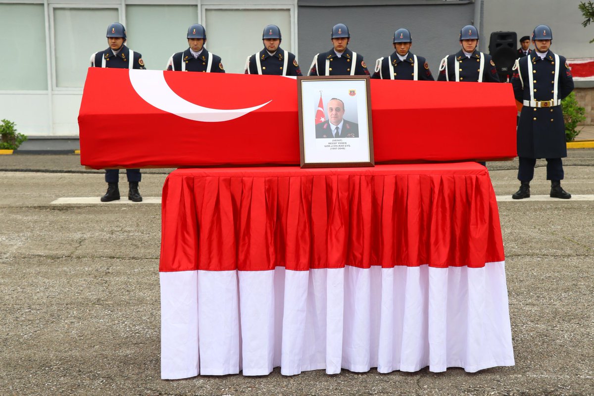GiresunJandarma's tweet photo. Giresun İl J.K.lığında  görevli olup 27.10.2024 tarihinden itibaren Beyin Tümörü ve Akciğer Kanseri tedavisi gören Uzm.J.VIII Kad.Çvş. Recep YEREN  21.04.2025 günü vefat etmiştir. Yapılan cenaze töreninin ardından defnedilmek üzere Karabük iline gönderilmiştir. Ruhu şad olsun. https://t.co/i1MPGcqsN6