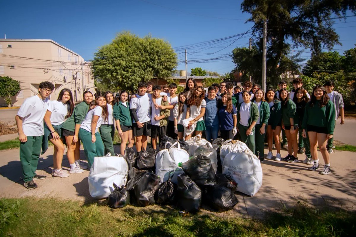 🌎 En el #DíaDeLaTierra hicimos plogging barrial con 5° B de la Asociación Dante Alighieri – La Rioja (Prof. Matías Oviedo).

Trabajamos sobre separación de residuos y conciencia ambiental. ¡Gracias por el compromiso con nuestra casa común! ♻️💚 #EducaciónAmbiental