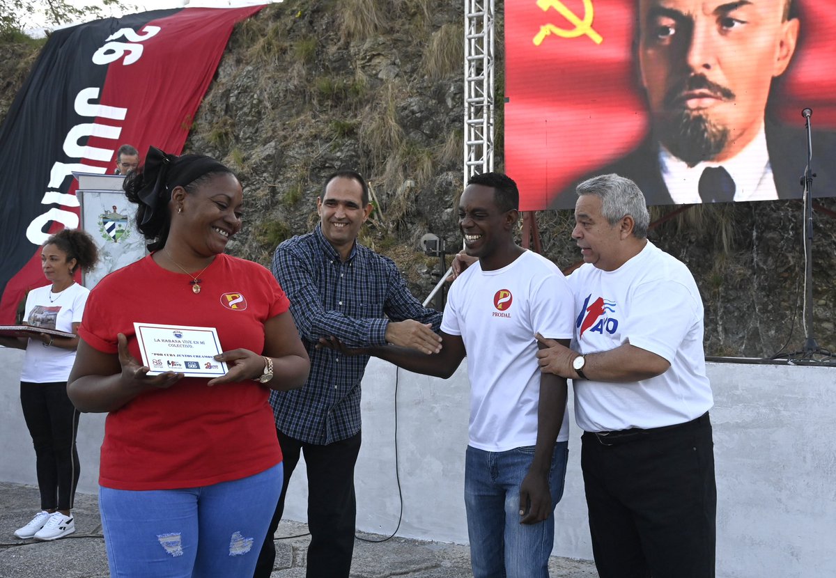 DiazCanelB's tweet photo. Para quienes, como Fidel, creemos que un mundo mejor es posible y que vale luchar por ello, las ideas de Lenin están más vigentes que nunca. Por eso tuvo gran simbolismo recordar hoy en el municipio habanero de Regla los 155 años del líder de la Revolución Socialista de Octubre. https://t.co/dUDCIR3cTx
