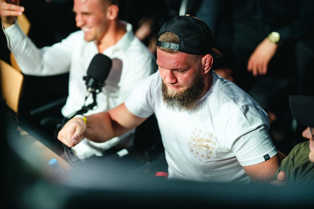 KuberskiPiotr's tweet image. 🎤 @biznes_boxing_polska – Komentator na pełnym ringu! 🥊
W zeszły czwartek aula Artis zmieniła się w prawdziwą arenę bokserską, a ja – komentator 20 walk w formule bokserskiej – poczułem się jak mieszanka Joe Rogana i szefa call center. 😅