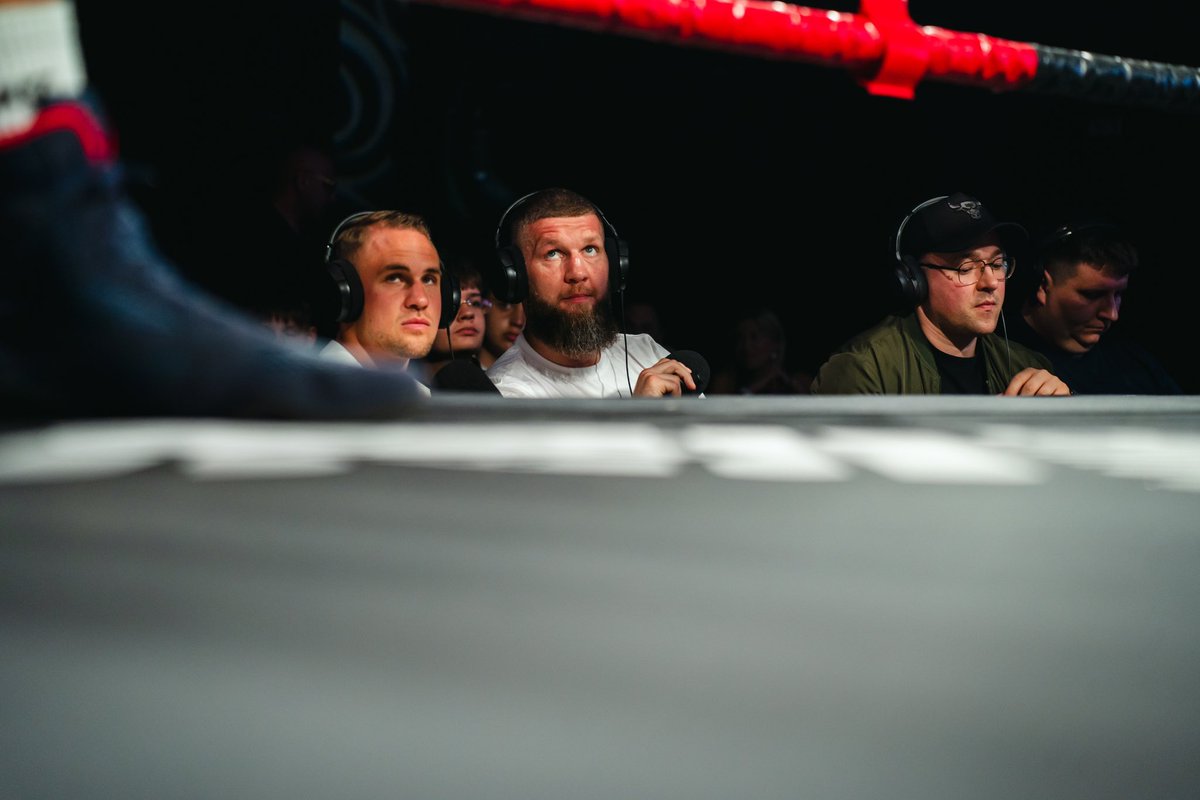 KuberskiPiotr's tweet image. 🎤 @biznes_boxing_polska – Komentator na pełnym ringu! 🥊
W zeszły czwartek aula Artis zmieniła się w prawdziwą arenę bokserską, a ja – komentator 20 walk w formule bokserskiej – poczułem się jak mieszanka Joe Rogana i szefa call center. 😅