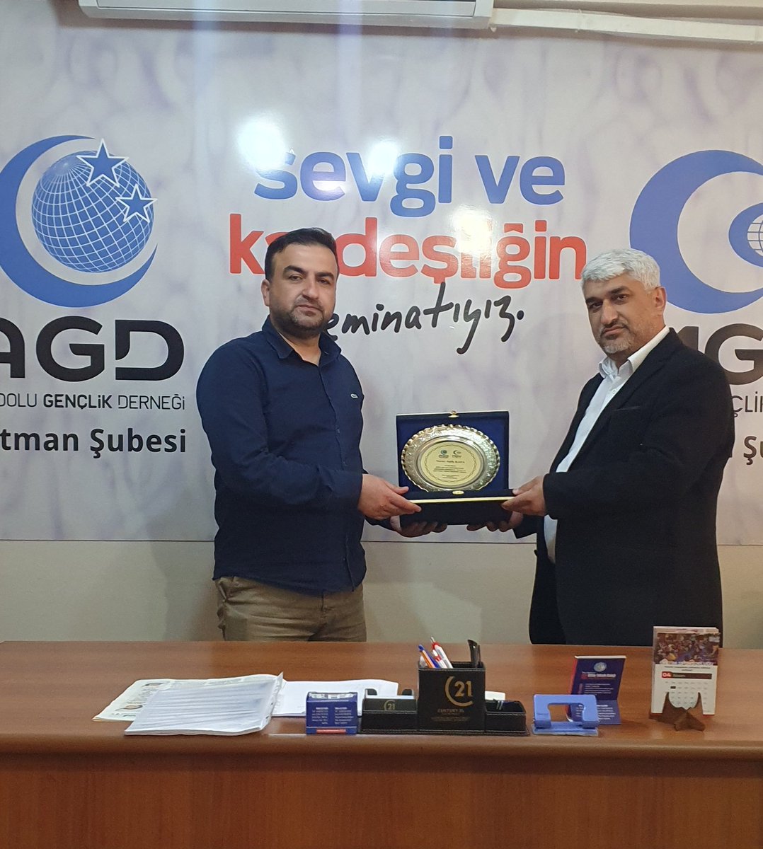 Şubemizde devir teslim...
Dört yılı aşkın bir süredir şube bakanlığını büyük bir samimiyet ile sürdüren Abdurrahim Demirtaş başkanımız görevini Habib Durmaz başkanımıza devretmiştir. Abdurrahim Başkanımıza hasbi çalışmalarından dolayı teşekkür ediyoruz.