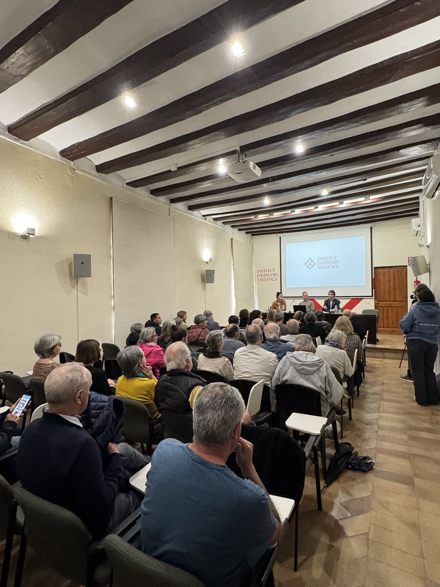 📽️Comença la presentació del documental 𝑬𝒍 𝒋𝒂𝒄𝒊𝒎𝒆𝒏𝒕 𝒅𝒆𝒍 𝑽𝒊𝒍𝒂𝒓 𝒅𝒆 𝑽𝒂𝒍𝒍𝒔, a la sala d'actes de l'Institut d'Estudis Vallencs.  

🖥️ Recorda que si no has pogut venir, a les 20:00h el penjarem al nostre canal YouTube ⬇️
▶️ tuit.cat/GWkTP

#IEV