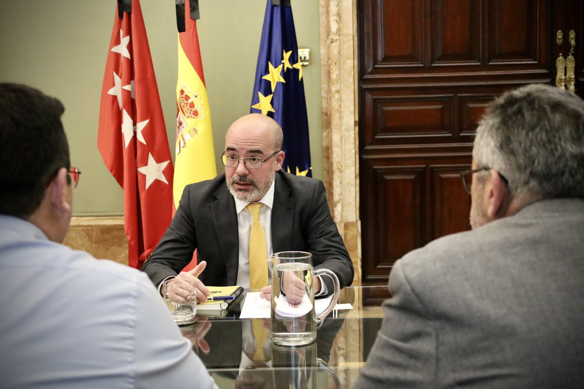 🚖Compromiso con el sector del taxi.

El delegado del Gobierno, <a href="/franmartagui/">Fran Martín Aguirre</a> ha mantenido una reunión de trabajo con Julio Sanz García, presidente de la Federación Profesional del Taxi de Madrid <a href="/FPtaxiMadrid/">Federación Profesional Taxi Madrid</a> y de la Asociación Nacional del Taxi, <a href="/antaxi_ofi/">ANTAXI</a>.

En la reunión han
