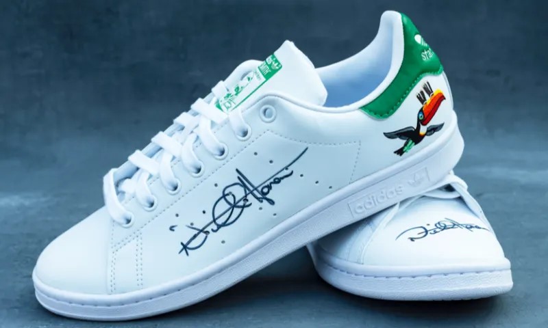 dailyniallbra's tweet photo. 📸 | Nova foto de Niall!

Niall Horan doou um par de tênis assinados da Adidas 'Stan Smith' para apoiar a Fundação Lily.

via niallhdailynews https://t.co/5w7biRhFqz