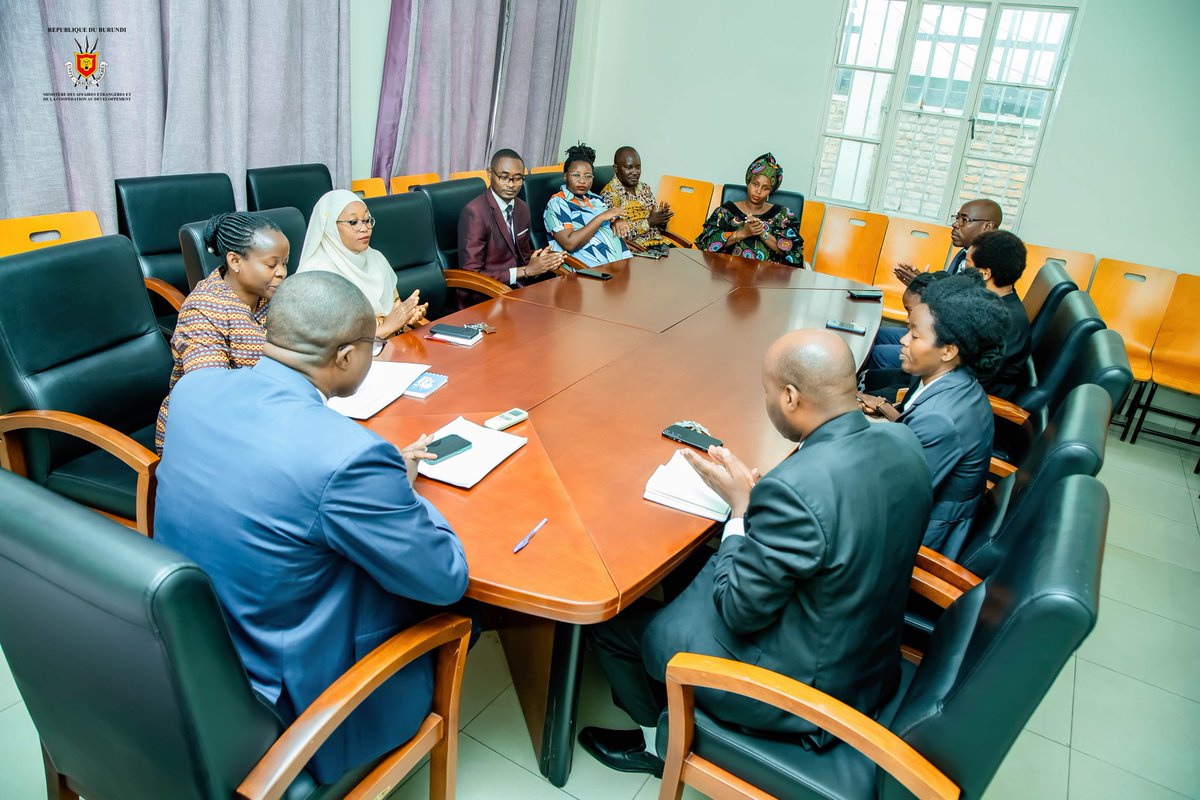 MAEBurundi's tweet photo. Le Secrétaire Permanent au Ministère des Affaires Etrangères et de la Coopération au Développement Monsieur Ferdinand BASHIKAKO vient de rehausser de sa présence les cérémonies de remise et reprise entre le Directeur Général du Protocole et des Affaires Consulaires au Ministère des Affaires Etrangères et de la Coopération au Développement Monsieur Jean Claude KANENE et Madame Odette HABONIMANA qui assurait jusqu'alors les fonctions du directeur général ad.interim.