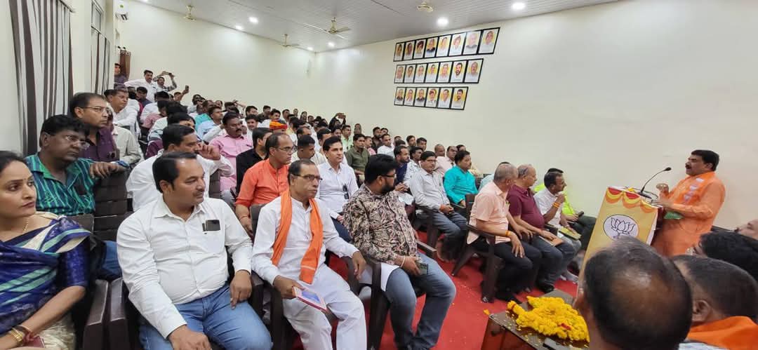 himmat_dangi's tweet photo. मंदसौर आज भाजपा जिला कार्यालय पर आगामी संगठनात्मक कार्यक्रमों क��� लेकर बैठक में सम्मिलित हुआ।
इस अवसर पर पार्टी के पदाधिकारी व कार्यकर्तागण उपस्थित रहें। @ajayjamwalbjp @AmitShah @BJP4India @BJP4MP @blsanthosh @DrMohanYadav51 @JagdishDevdaBJP @KailashOnline @shivprakashbjp @RSSorg https://t.co/aV2dRE4kQz