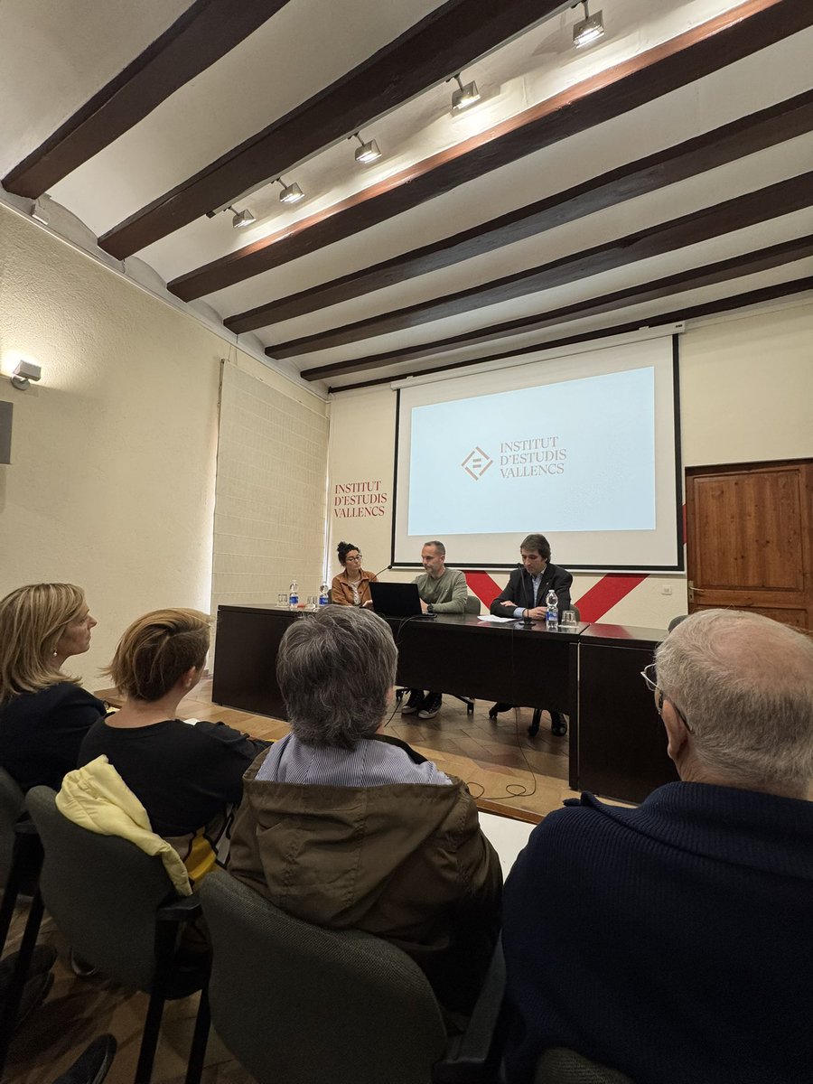 IEV_Valls's tweet photo. 📽️El president de l'IEV, Francesc Murillo, @irrodcas i @artur_1983, de @VilaniuComunica, presenten el documental 𝑬𝒍 𝒋𝒂𝒄𝒊𝒎𝒆𝒏𝒕 𝒅𝒆𝒍 𝑽𝒊𝒍𝒂𝒓 𝒅𝒆 𝑽𝒂𝒍𝒍𝒔 i expliquen com es va gestar el projecte i amb quina intenció.

#IEV #InstitutEstudisVallencs https://t.co/TvL1J2eI4Y