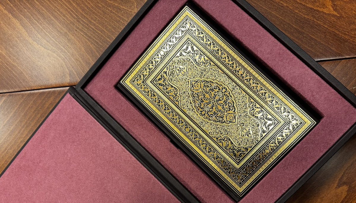 “Osmanlı hat sanatında sülüs ve nesih hatlarının zirvesi kabul ettiğimiz Şevkî Efendi’nin (1829-1887) bugüne kadar bir mushafının basılmamış olması büyük bir eksikliktir. Biz hattatlar sanat hayatımız boyunca bunun özlemini duymuş, noksanlığını hissetmişizdir.”
HATTAT MEHMET
