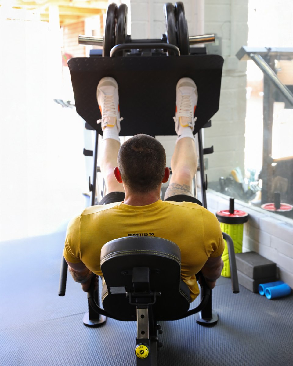Powertec's tweet image. Tom Coleman, WBFF Pro, crushes leg day in his garage gym with the compact yet powerful Powertec Leg Press! 💪🏋️‍♂️ Perfect for building quads, hamstrings, and glutes, while saving space. Adjustable and smooth – a must-have for serious lifters! #LegDay #TomColeman #Powertec