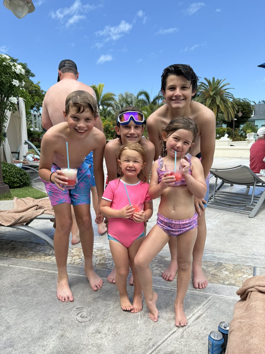 Took a trip to Turks for a little beach vacay with the whole fam! Love spending time with my little loves and having cousin time by the pool! 🌴🍹