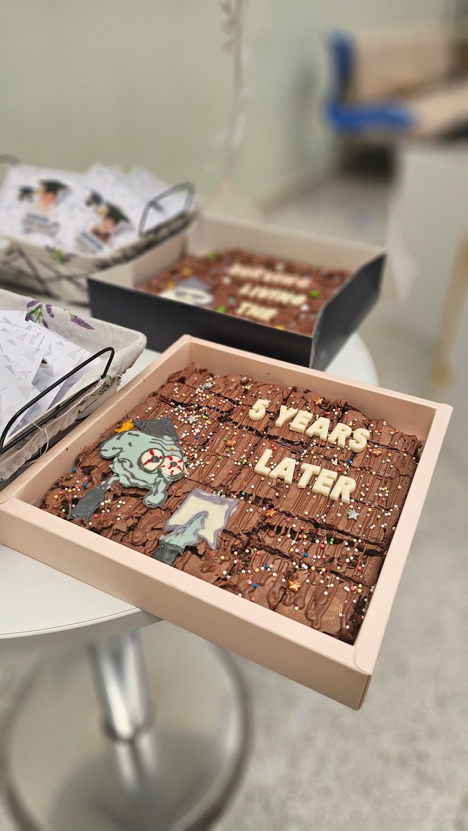 mmnhw1's tweet image. اليوم كان جدا حافل بالنسبة لي: 
بداية مع حضور طالبات المرحلة الثانوية من مختلف المدارس في فعالية #The_OSCAR بقيام مشهد تمثيلي يعكس أهمية الوعي في استخدام المضاد الحيوي
إلى جانب ذلك أولى أيام برنامج #منابر_الصيدلة في مسار فن الإلقاء والخطابة لبدء رحلة التعلم للوصول إلى أكبر مسرح🤍