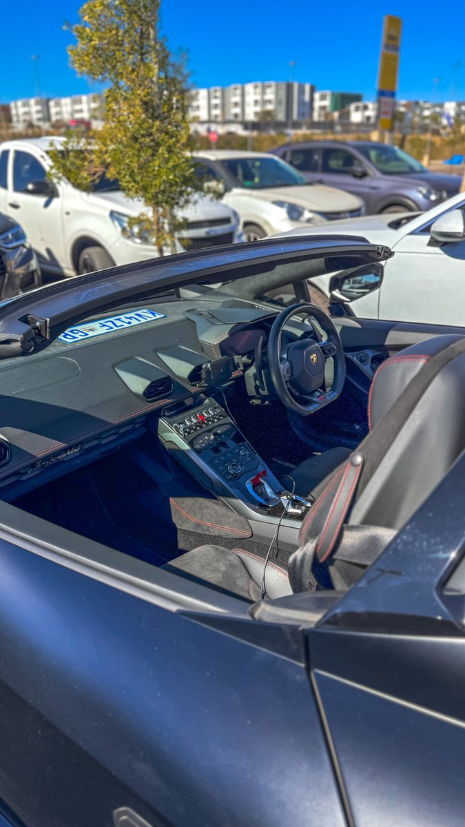 DopeCarsZA's tweet photo. Spotted a beautiful Lamborghini Huracan https://t.co/6tNP0AdnUf