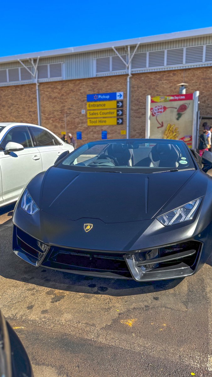 DopeCarsZA's tweet photo. Spotted a beautiful Lamborghini Huracan https://t.co/6tNP0AdnUf