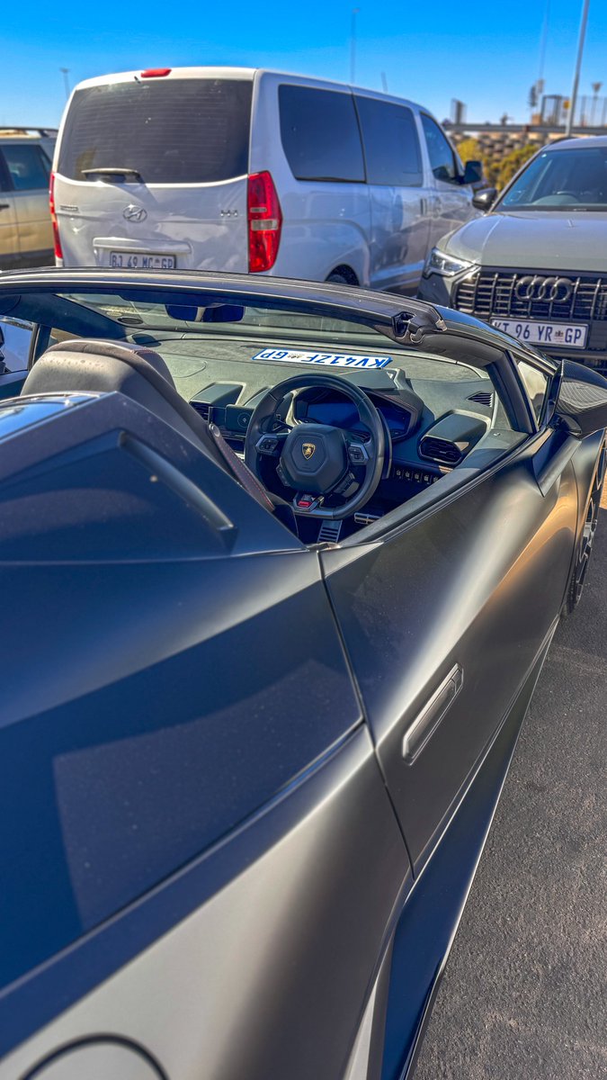 DopeCarsZA's tweet photo. Spotted a beautiful Lamborghini Huracan https://t.co/6tNP0AdnUf