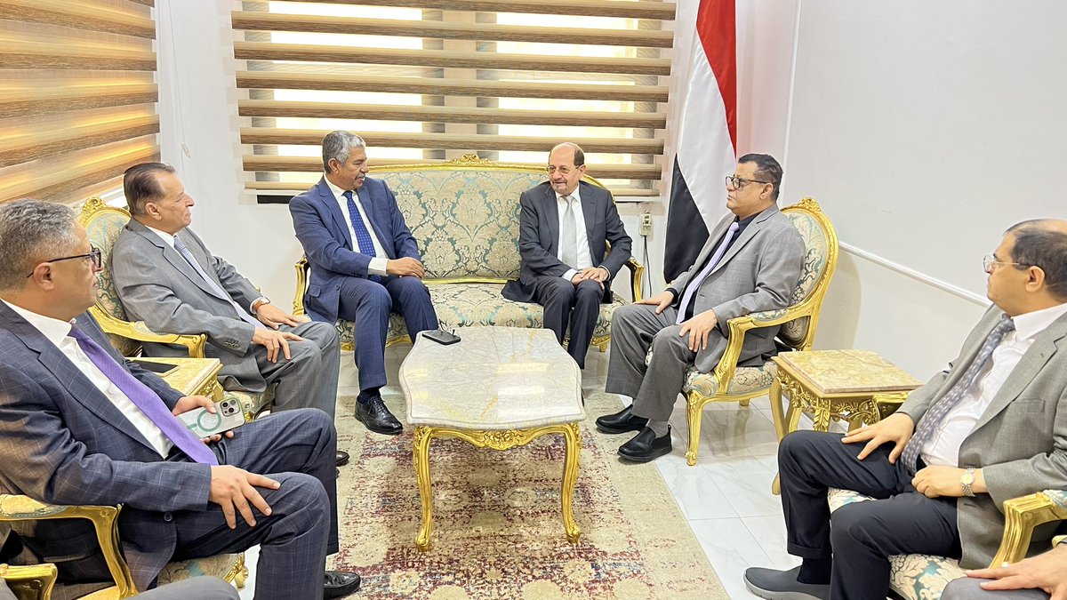 قام وزير الخارجية وشئون المغتربين الدكتور شائع الزنداني بزيارة مقر السفارة اليمنية بالقاهرة، التقى خلالها السفير خالد محفوظ بحاح وأعضاء البعثة الدبلوماسية والملحقيات الفنية.